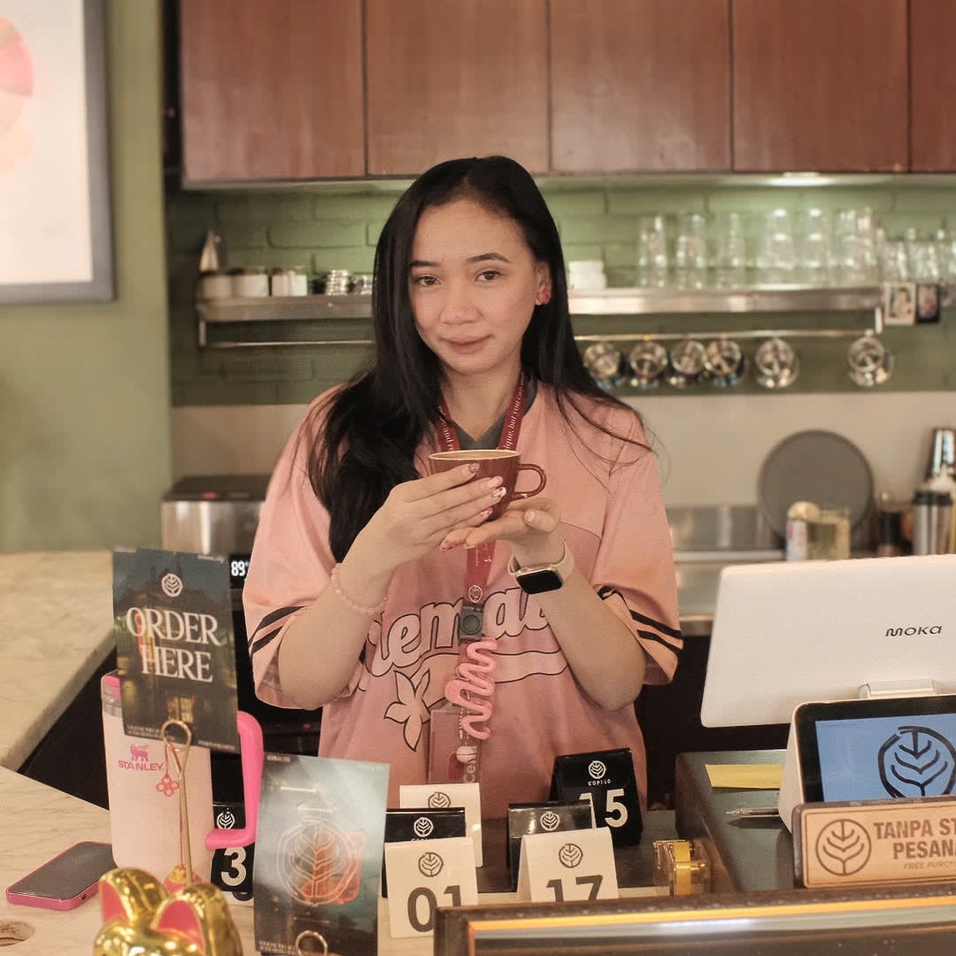 KOPIGO – barista menyiapkan kopi